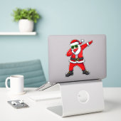 おもしろダビングサンタクロースサングラスおしゃれクリスマス シール (デスク上のノートパソコン)