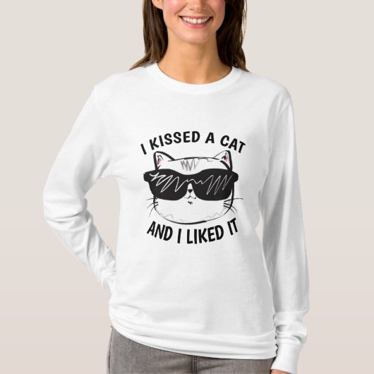 おもしろネコTシャツ 私はキスして気に入った Tシャツ (正面)