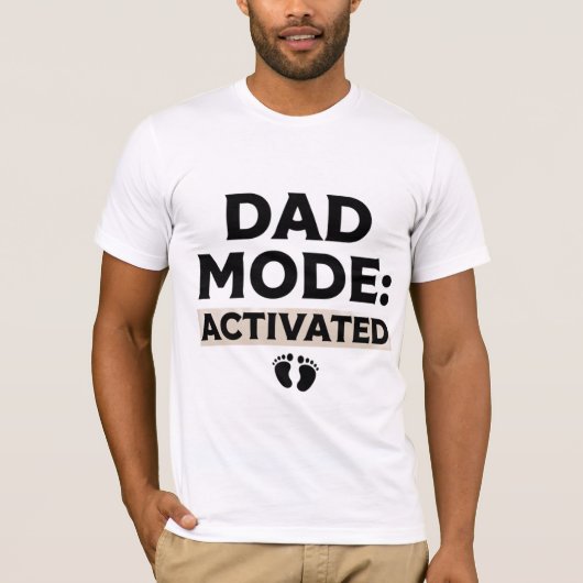 おもしろパパモード起動 新米パパ 赤ちゃんの足 Tシャツ (正面)