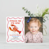 おもしろレトロ カニの写真 1歳の誕生日 招待状 (スタンド正面)