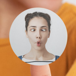 おもしろ顔の写真セルフィーをアップロード ラウンドシール