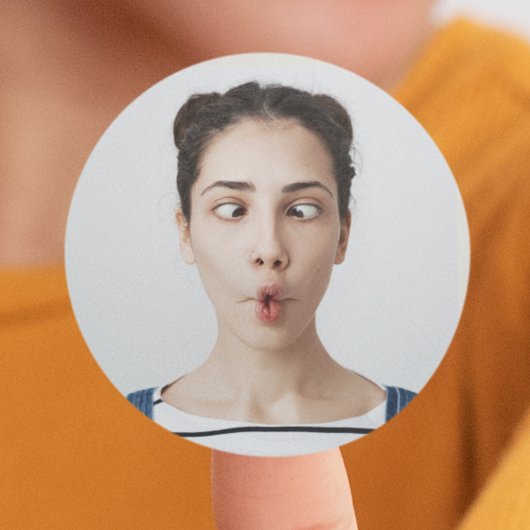 おもしろ顔の写真セルフィーをアップロード ラウンドシール