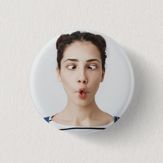 おもしろ顔の写真セルフィーをアップロード 缶バッジ (正面)