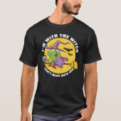 おもしろ魔女がほうきに乗る メンズ ハロウィン Tシャツ (正面)