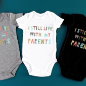 おもしろ カラフル テキスト 「私の両親と一緒に住んでます」子供用 ベビーボディスーツ