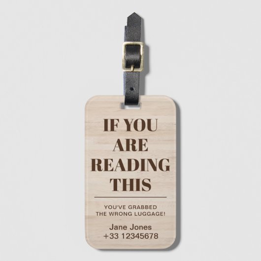 おもし前の読ことわざはおもしろいブラウンBG ラゲッジタグ (正面縦)