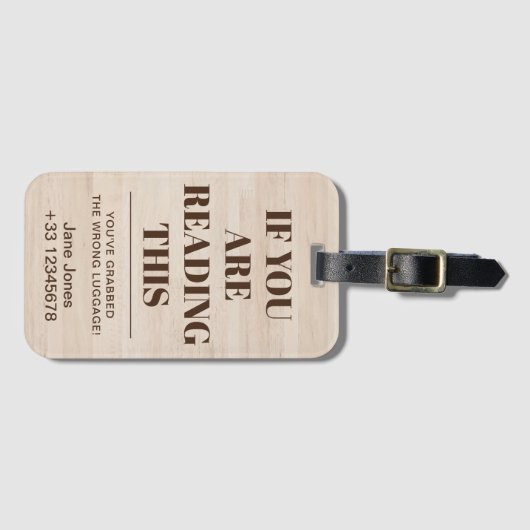 おもし前の読ことわざはおもしろいブラウンBG ラゲッジタグ (正面横)