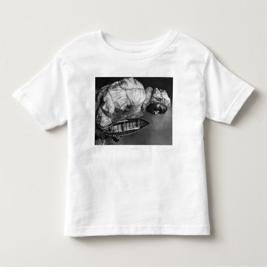 おもちゃのボートが付いている防水ジャケットを身に着けているKayaker トドラーTシャツ (正面)