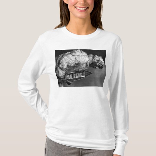 おもちゃのボートが付いている防水ジャケットを身に着けているKayaker Tシャツ (正面)