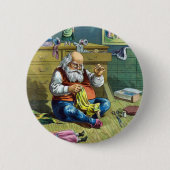 おもちゃの人形を作るサンタクロース、ビンテージクリスマス 缶バッジ (正面)