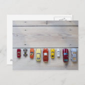 おもちゃの車が床に並んで並んだ ポストカード (正面/裏面)