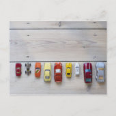 おもちゃの車が床に並んで並んだ ポストカード (正面)