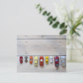 おもちゃの車が床に並んで並んだ ポストカード (スタンド正面)