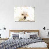 おもちゃを口に入れて持っている犬 キャンバスプリント (インサイチュ (寝室))