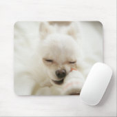 おもちゃを口に入れて持っている犬 マウスパッド (マウス)