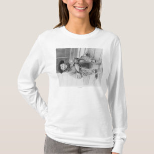 おもちゃを持つカウボーイとして服を着る若い男の子 Tシャツ