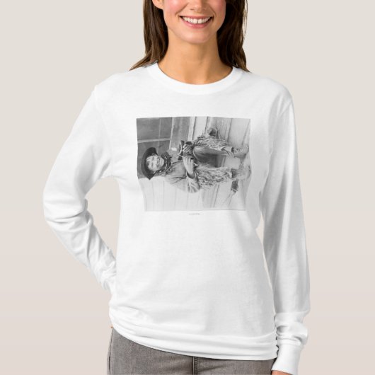 おもちゃを持つカウボーイとして服を着る若い男の子 Tシャツ (正面)