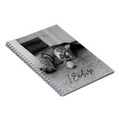 おもちゃマウスを見ながら横に寝そべった退屈なタビー猫 ノートブック (右側)