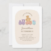 おもちゃ列車とクマ。かわいいおもしろい子供の誕生日 招待状 (正面)