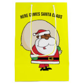 おもちゃ袋を持つ黒いサンタクロース ミディアムペーパーバッグ (裏面)