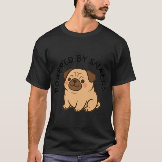 おやつに支えられたパグ Tシャツ (正面)