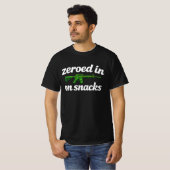 おやつに狙いを定めた面白い銃ターゲットTシャツ Tシャツ (正面フル)
