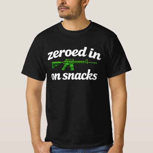 おやつに狙いを定めた面白い銃ターゲットTシャツ Tシャツ (正面)