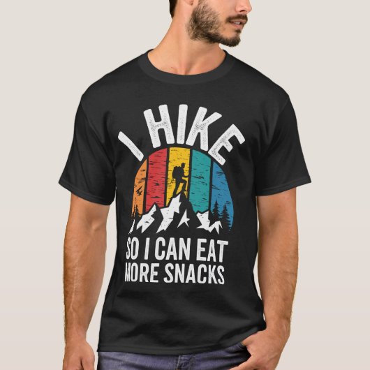 おやつをたくさん食べるためにハイキングする おもしろ 登山 Tシャツ (正面)
