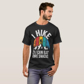おやつをたくさん食べるためにハイキングする おもしろ 登山 Tシャツ (正面フル)