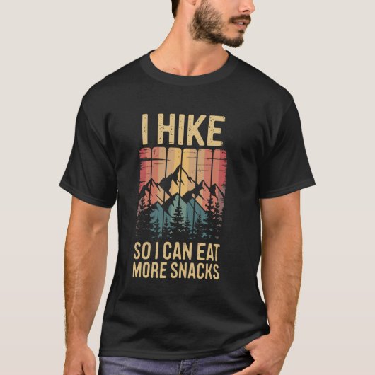 おやつをたくさん食べるためにハイキングする おもしろ 登山 Tシャツ (正面)