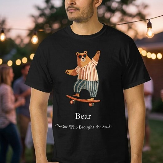 おやつを持ってくるクマのTシャツ Tシャツ