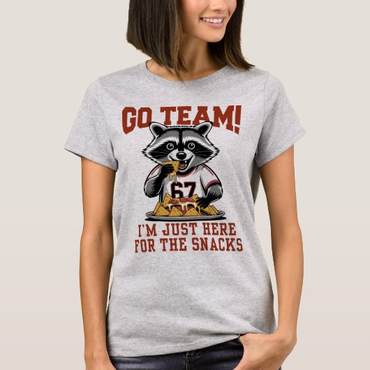 おやつ目当てで来ただけ アライグマ スポーツ ジョーク グッズ Tシャツ (正面)