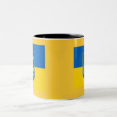 および旗ウクライナの紋章付き外衣 ツートーンマグカップ (中央)