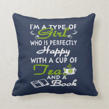 および本お茶を持つ女の子