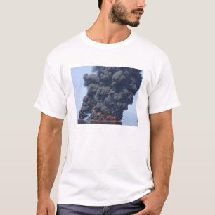 および火2暗いもうもうとした煙は現れます Tシャツ