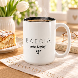 おバカで面白いポーランド語のグランマデザイン Babcia wie lepiej ツートーンマグカップ