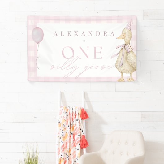 おバカなキジのギンガムピンクの女の子の1歳の誕生日 横断幕 (インサイチュ)