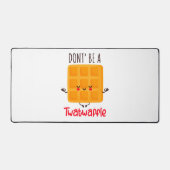 お世辞を言うな デスクマット (正面)