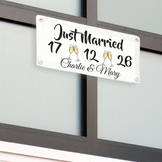 お二人だけのJust Married 横断幕 (ビルの外側)