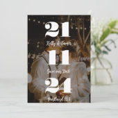 お二人の写真付きのカスタマイズされた「Save the Date」招待状, 結婚式を控えたお二人 招待状 (スタンド正面)