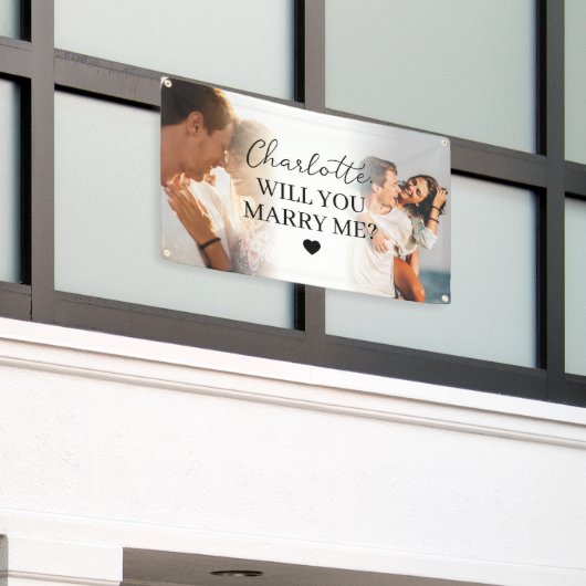 お二人の写真2枚を使った屋外でのロマンチックなプロポーズ 横断幕 (ビルの外側)