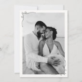 お二人の特別な日を告げる、ファンシーで手描きのウェディングフレーム セーブザデート (裏面)