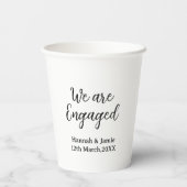 お二人はエンゲージドカップル名日付カリグラフィおしゃれ 紙コップ (裏面)