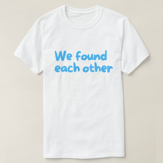 お互いを見つけた保護犬 – 里親募集 Tシャツ (デザイン正面)