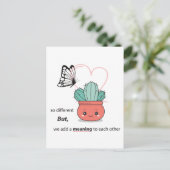 お互い違いがあってもぴったり - かわいいラブカップル ポストカード (スタンド正面)