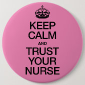 お保となしくナース 缶バッジ (正面)