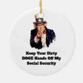 お保前の汚い犬が私の社会保障を引き離す セラミックオーナメント (裏面)