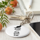 お保前の猫を抱きしめて キーホルダー (側面)