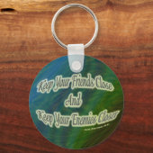 お保友達と敵の距離が近い キーホルダー (正面)