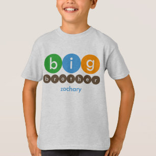 お兄さんはパーソナライズなTシャツに点を打ちます Tシャツ